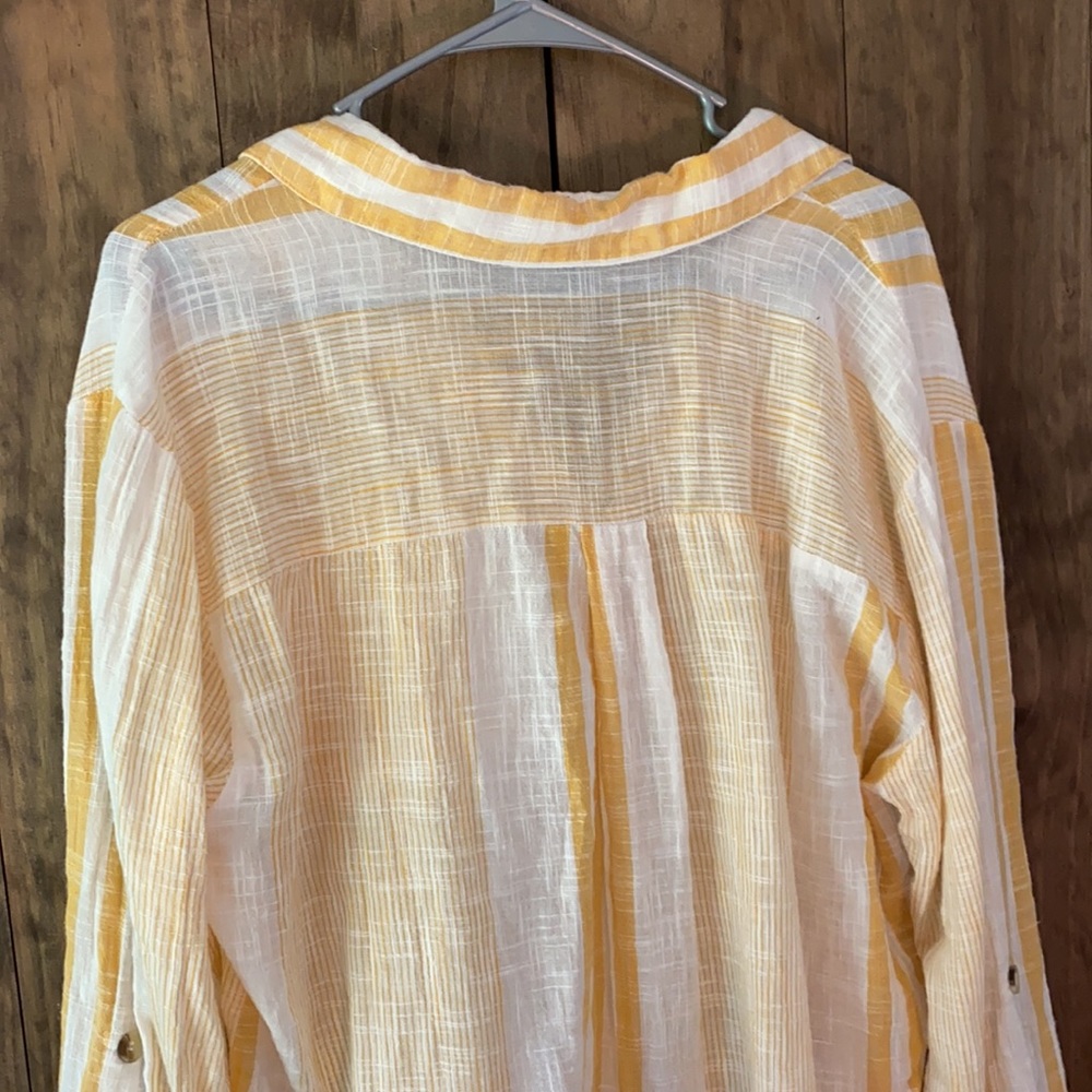 Unique Spectrum Linen Front-Button ShortSleeve Top - Picture 5 of 9